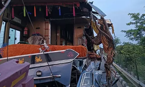 धमाके से एक्सप्रेसवे पर हड़कंप, चालक के केबिन में बैठे तीन यात्रियों की मौत धमाके से एक्सप्रेसवे पर हड़कंप, चालक के केबिन में बैठे तीन यात्रियों की मौत