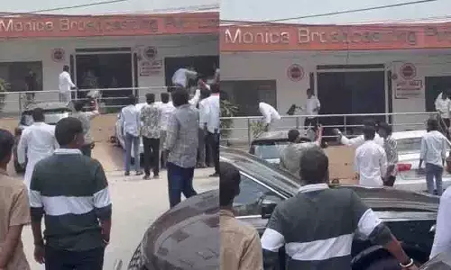 KTR पर कथित झूठी खबरों को लेकर BRS समर्थकों ने महा न्यूज कार्यालय के बाहर विरोध प्रदर्शन किया KTR पर कथित झूठी खबरों को लेकर BRS समर्थकों ने महा न्यूज कार्यालय के बाहर विरोध प्रदर्शन किया