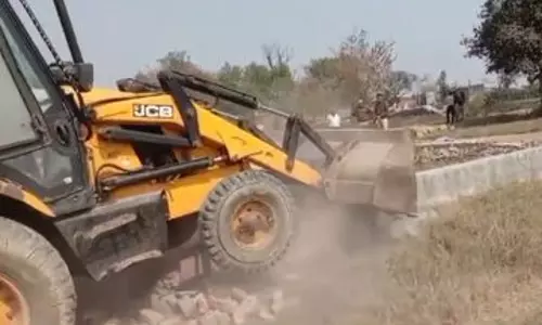 Faridabad: कॉलोनी पर गिराने की तैयारी, नोटिस मिलते ही दहशत Faridabad: कॉलोनी पर गिराने की तैयारी, नोटिस मिलते ही दहशत
