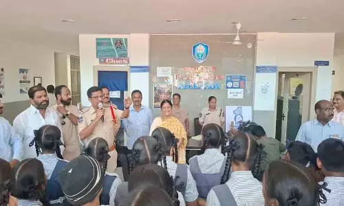 विद्यार्थियों को नशीले पदार्थों से दूर रहना चाहिए