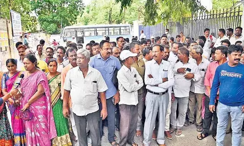 बर्खास्त टीजीएस कर्मचारियों ने नौकरी पर बहाली की मांग की