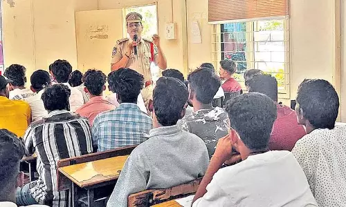 आधी रात का मैसेज.. ब्लू टिक दिखते ही डिलीट कर दें