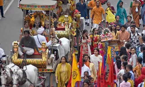जगन्नाथ ने विशेष अतिथियों के साथ रिक्शा से किया शहर का भ्रमण