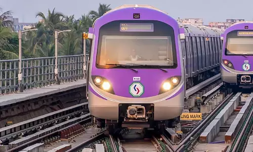 भूमि को काटें और बैंगनी रेखा पर एक सुनहरी रेखा बनाएं