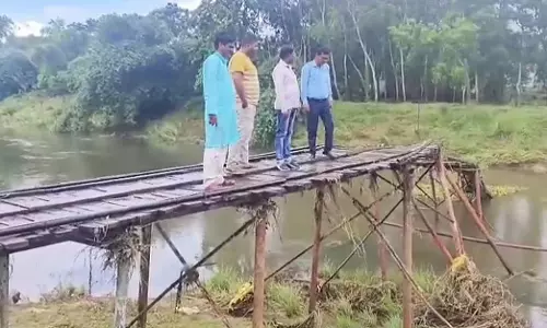 पुल ढहने से खतरा, स्कूल की कक्षाएं खाली पुल ढहने से खतरा, स्कूल की कक्षाएं खाली