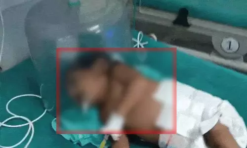 नवजात को तालाब में फेंकने वाली महिला गिरफ्तार, युवक ने समय रहते मासूम को बचाया नवजात को तालाब में फेंकने वाली महिला गिरफ्तार, युवक ने समय रहते मासूम को बचाया