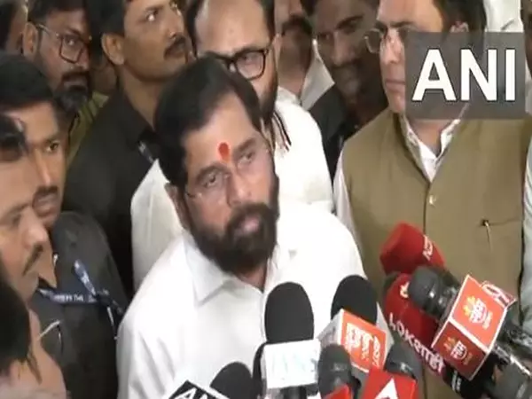 Maharashtra Deputy CM ने भाषा विवाद के बीच शिवसेना-यूबीटी की आलोचना की Maharashtra Deputy CM ने भाषा विवाद के बीच शिवसेना-यूबीटी की आलोचना की