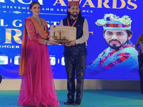 Esha Deol ने कुल्लू के लोक गायक इंद्रजीत को हिमाचल रतन पुरस्कार प्रदान किया Esha Deol ने कुल्लू के लोक गायक इंद्रजीत को हिमाचल रतन पुरस्कार प्रदान किया