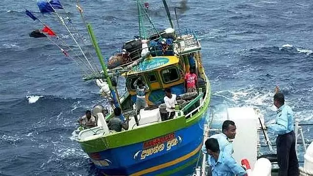 Tamil Nadu के 8 मछुआरे गिरफ्तार! श्रीलंकाई नौसेना का अत्याचार जारी Tamil Nadu के 8 मछुआरे गिरफ्तार! श्रीलंकाई नौसेना का अत्याचार जारी