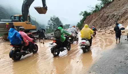 बादल फटा: आठ लोग लापता, होटल को भारी नुकसान बादल फटा: आठ लोग लापता, होटल को भारी नुकसान