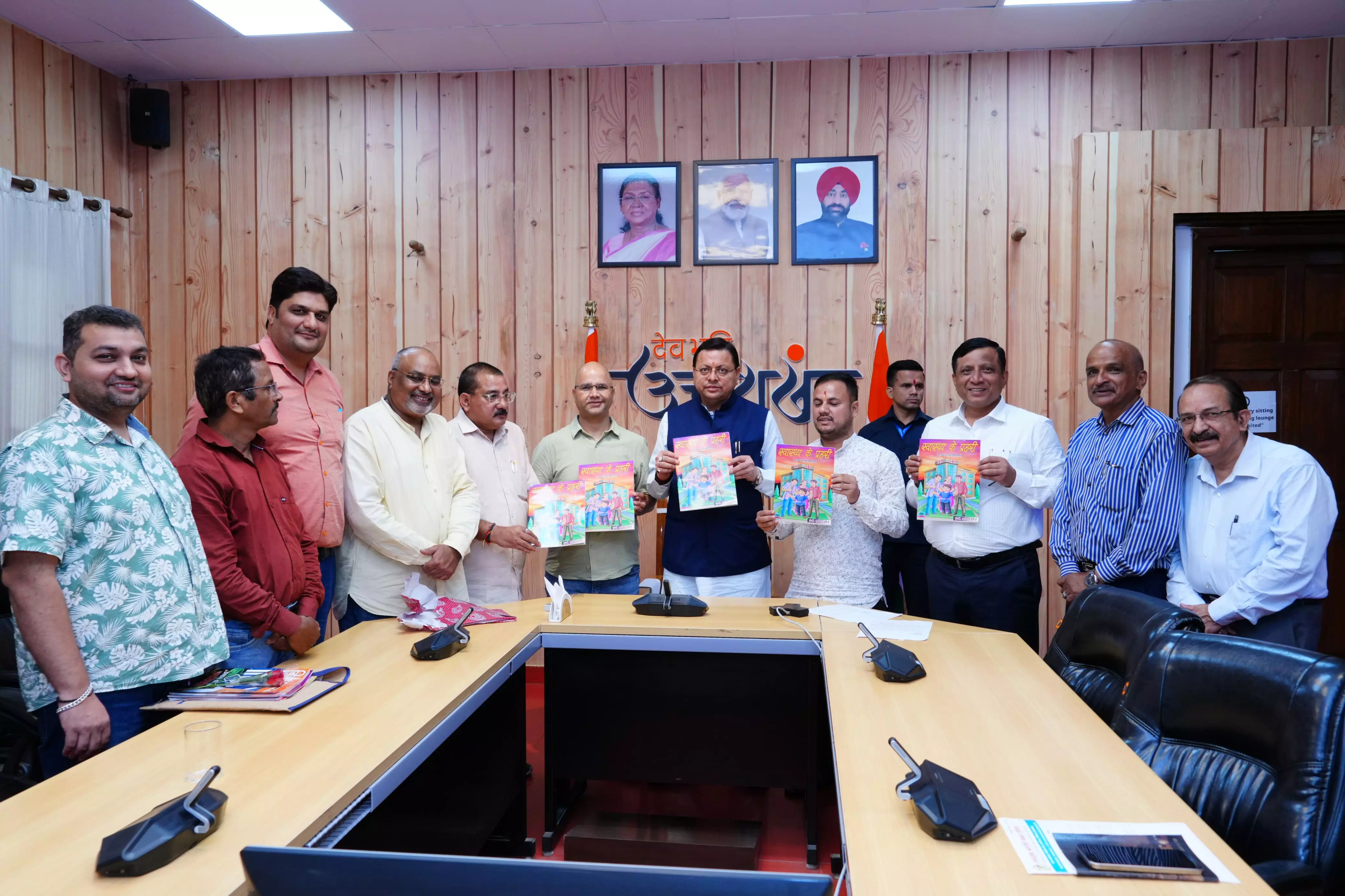 CM धामी ने ललित शौर्य की नई पुस्तक स्वास्थ्य के प्रहरी का विमोचन किया CM धामी ने ललित शौर्य की नई पुस्तक स्वास्थ्य के प्रहरी का विमोचन किया