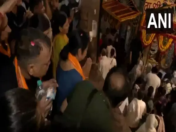 Delhi CM ने मथुरा में गोवर्धन परिक्रमा पूरी की Delhi CM ने मथुरा में गोवर्धन परिक्रमा पूरी की