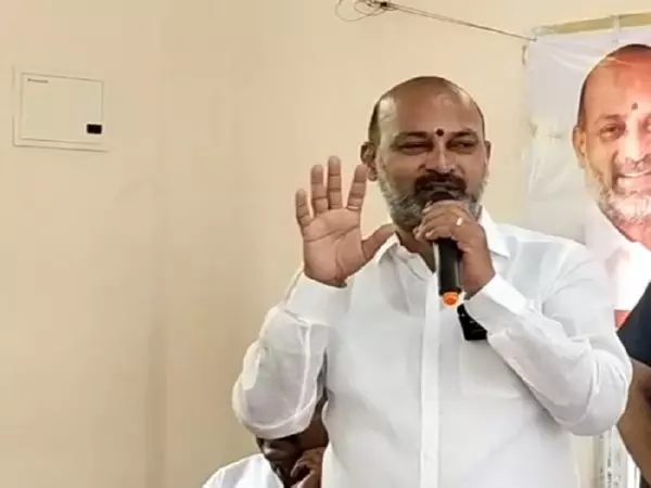 केंद्रीय मंत्री बंदी संजय ने समाचार चैनल के कार्यालय पर हमले को लेकर BRS की आलोचना की केंद्रीय मंत्री बंदी संजय ने समाचार चैनल के कार्यालय पर हमले को लेकर BRS की आलोचना की