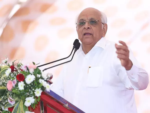 Gujarat CM ने भुज में राष्ट्रीय स्तर की सीनियर महिला हैंडबॉल चैंपियनशिप का उद्घाटन किया Gujarat CM ने भुज में राष्ट्रीय स्तर की सीनियर महिला हैंडबॉल चैंपियनशिप का उद्घाटन किया
