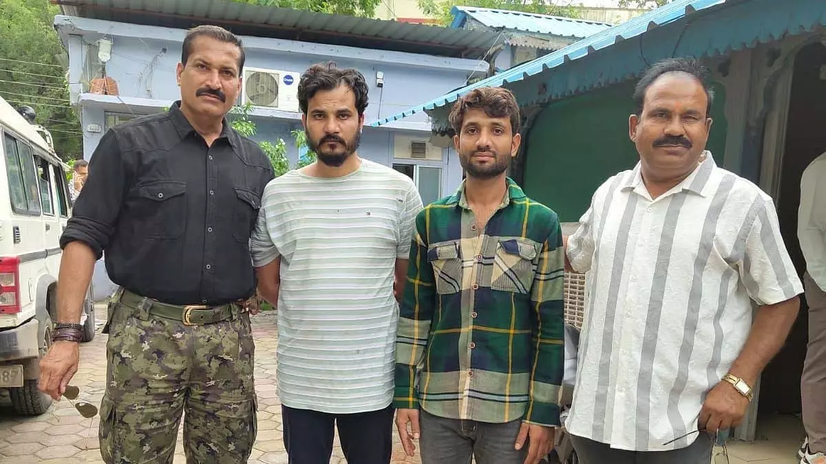 MP : मंदसौर में 1 करोड़ रुपये की एमडी ड्रग्स के साथ दो लोग गिरफ्तार MP : मंदसौर में 1 करोड़ रुपये की एमडी ड्रग्स के साथ दो लोग गिरफ्तार