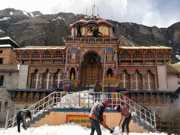 भारी बारिश की चेतावनी के बीच Char Dham Yatra 24 घंटे के लिए स्थगित भारी बारिश की चेतावनी के बीच Char Dham Yatra 24 घंटे के लिए स्थगित