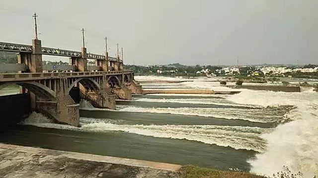 Tamil Nadu : मेट्टूर बांध में पानी का प्रवाह कम हुआ Tamil Nadu : मेट्टूर बांध में पानी का प्रवाह कम हुआ
