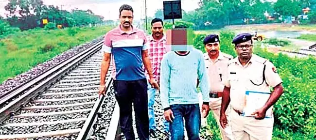 Odisha : शताब्दी एक्सप्रेस पर पथराव करने वाला व्यक्ति गिरफ्तार Odisha : शताब्दी एक्सप्रेस पर पथराव करने वाला व्यक्ति गिरफ्तार