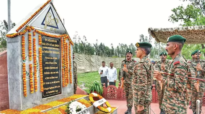 सेना ने जम्मू संभाग के पहले भारतीय जीओसी को श्रद्धांजलि अर्पित की सेना ने जम्मू संभाग के पहले भारतीय जीओसी को श्रद्धांजलि अर्पित की