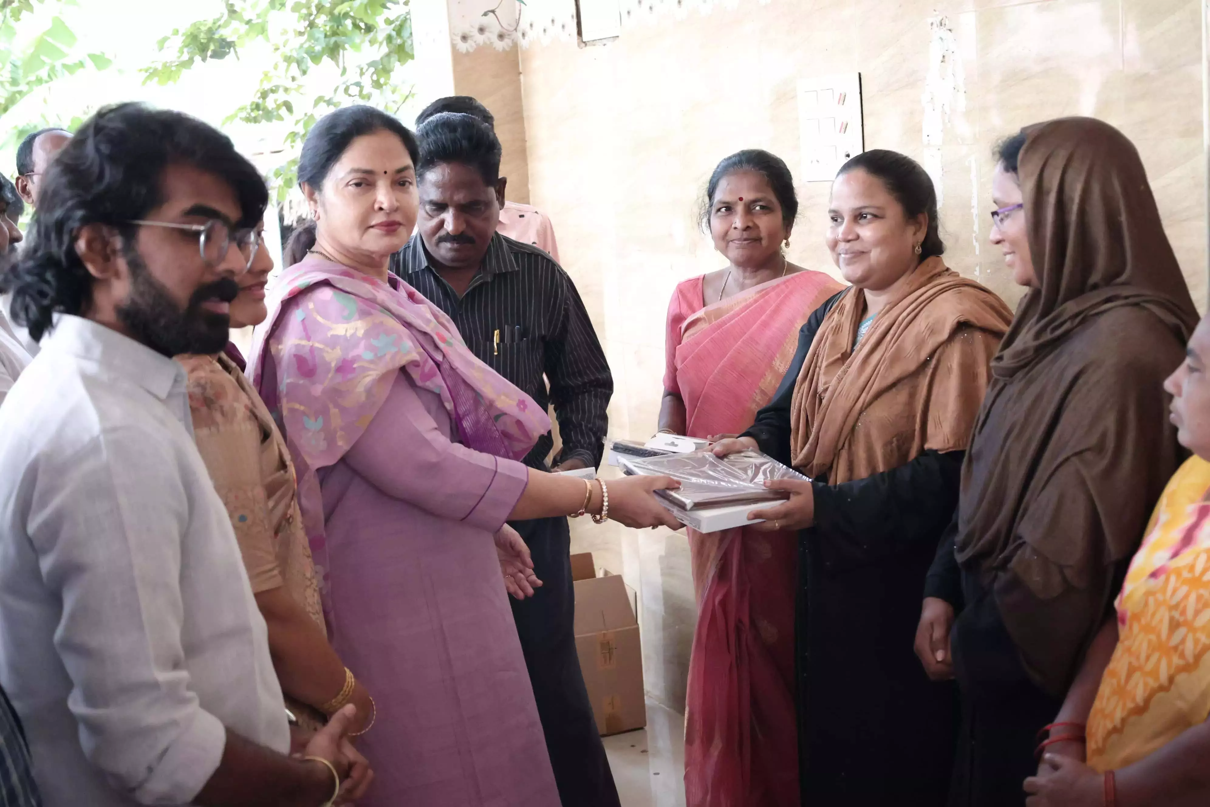 Andhra: कोवुर विधायक ने घर-घर जाकर जागरूकता फैलाने का आह्वान किया Andhra: कोवुर विधायक ने घर-घर जाकर जागरूकता फैलाने का आह्वान किया