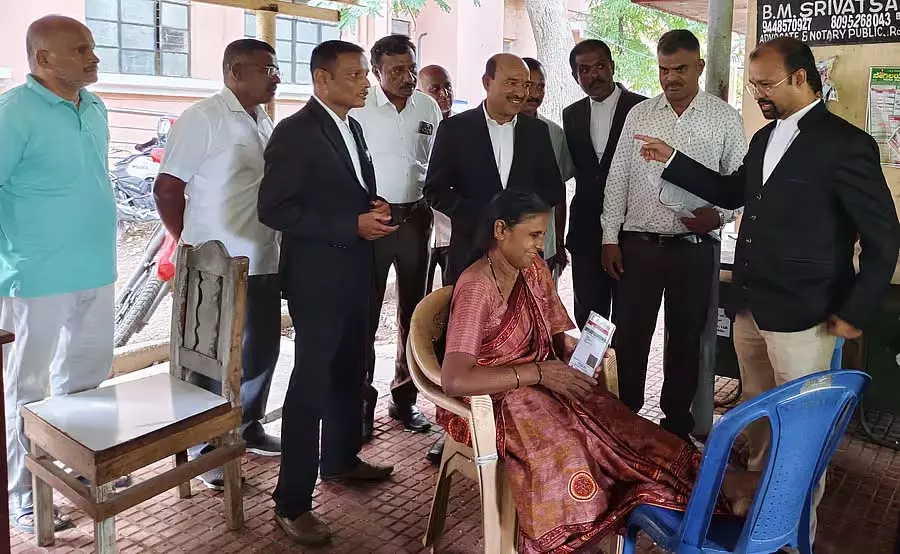 Ramnagar : जज कोर्ट के बाहर एक महिला के पास आये और उससे सवाल किये Ramnagar : जज कोर्ट के बाहर एक महिला के पास आये और उससे सवाल किये