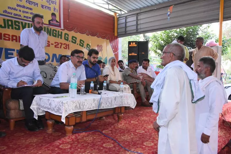 रोहतक रात्रि बैठक के दौरान डीसी ने ग्रामीणों की शिकायतों पर त्वरित कार्रवाई का वादा किया रोहतक रात्रि बैठक के दौरान डीसी ने ग्रामीणों की शिकायतों पर त्वरित कार्रवाई का वादा किया