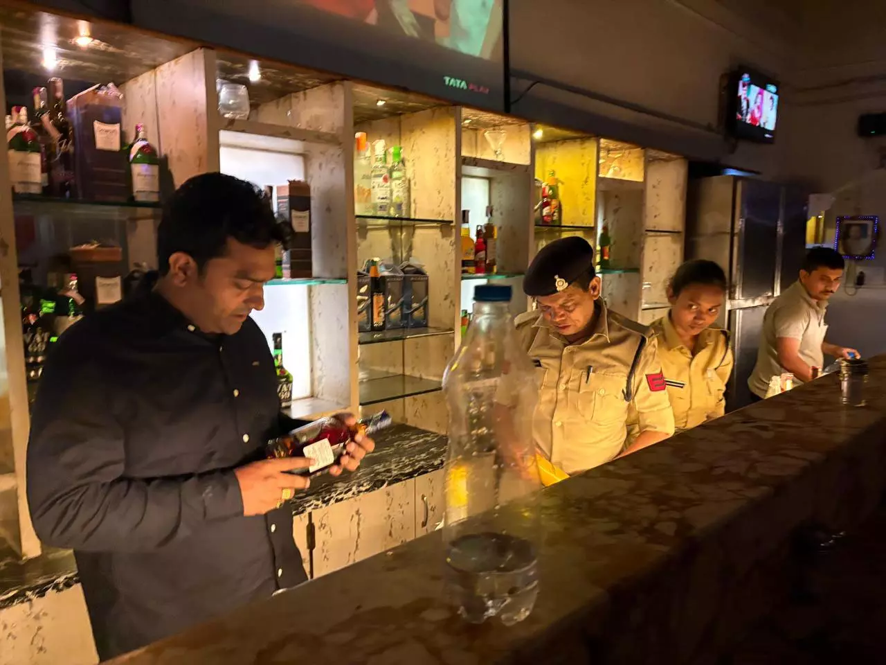 कोर्टयार्ड मैरिएट होटल बार में रायपुर पुलिस की रेड कोर्टयार्ड मैरिएट होटल बार में रायपुर पुलिस की रेड