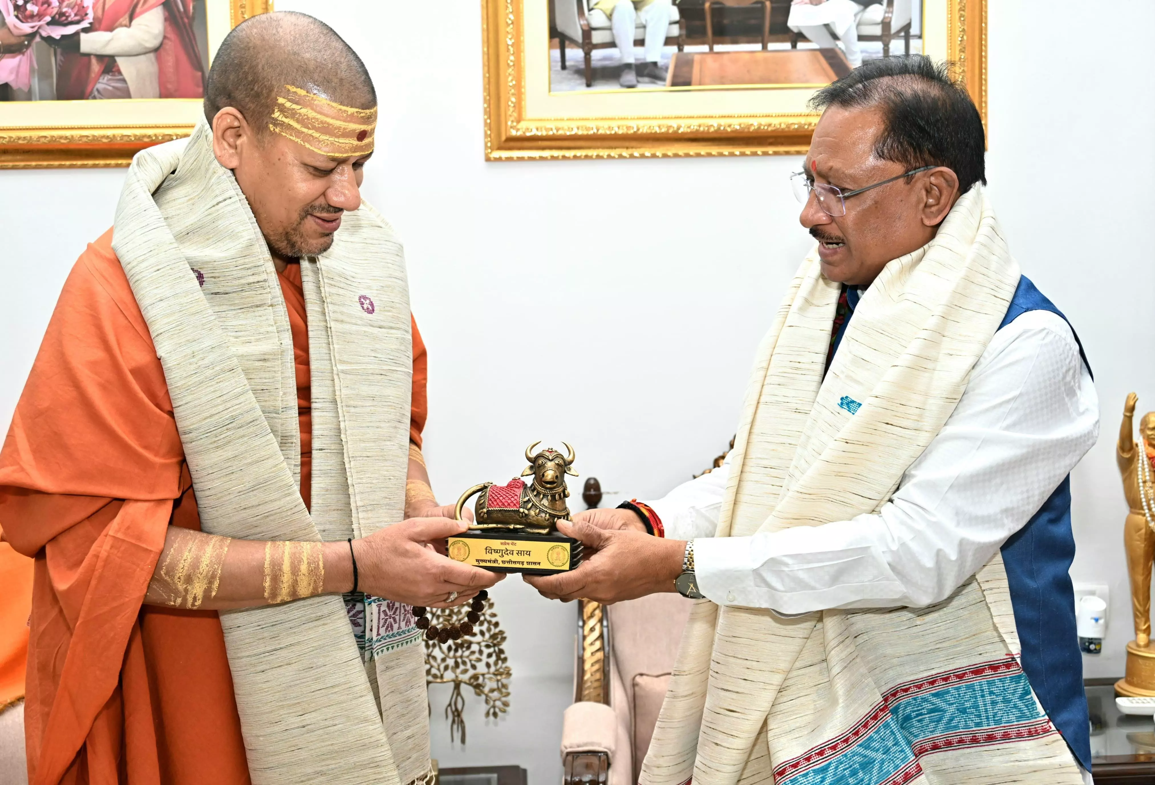 CM विष्णुदेव साय से निरंजन पीठाधीश्वर महामंडलेश्वर डॉ. स्वामी कैलाशनंद गिरी महाराज ने की भेंट CM विष्णुदेव साय से निरंजन पीठाधीश्वर महामंडलेश्वर डॉ. स्वामी कैलाशनंद गिरी महाराज ने की भेंट