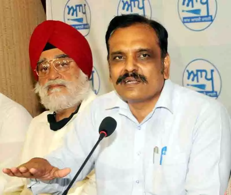 AAP ने पार्टी विरोधी गतिविधियों के कारण पुलिसकर्मी से MLA बने कुंवर विजय प्रताप को 5 साल के लिए निलंबित कर दिया AAP ने पार्टी विरोधी गतिविधियों के कारण पुलिसकर्मी से MLA बने कुंवर विजय प्रताप को 5 साल के लिए निलंबित कर दिया