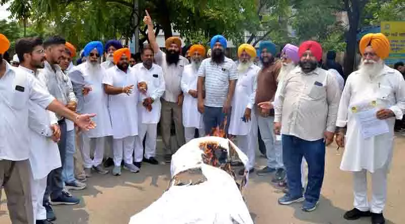 SAD ने मजीठिया की गिरफ्तारी का विरोध किया, सीएम का पुतला फूंका SAD ने मजीठिया की गिरफ्तारी का विरोध किया, सीएम का पुतला फूंका