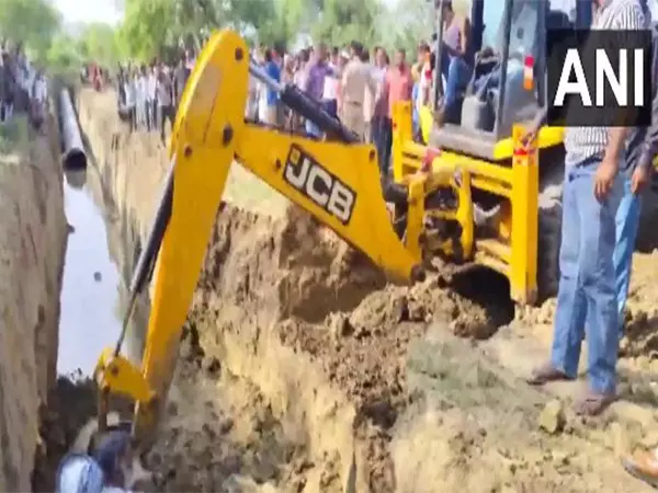 Bharatpur में मिट्टी धंसने से 4 लोगों की मौत, 2 घायल, बचाव अभियान जारी Bharatpur में मिट्टी धंसने से 4 लोगों की मौत, 2 घायल, बचाव अभियान जारी