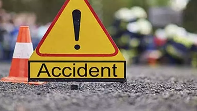 Odisha में दर्दनाक बाइक दुर्घटना में एक ही परिवार के तीन लोगों समेत चार की मौत Odisha में दर्दनाक बाइक दुर्घटना में एक ही परिवार के तीन लोगों समेत चार की मौत