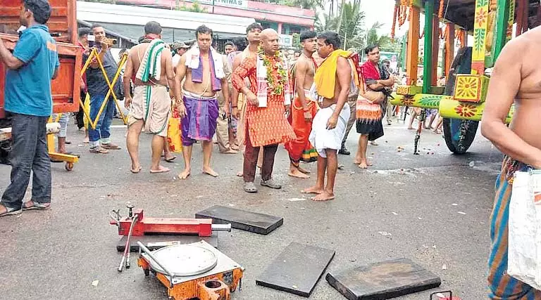 Odisha: ब्रह्मा तलध्वजा के पहियों में दरारें, आज से फिर से शुरू होगी खींचतान Odisha: ब्रह्मा तलध्वजा के पहियों में दरारें, आज से फिर से शुरू होगी खींचतान
