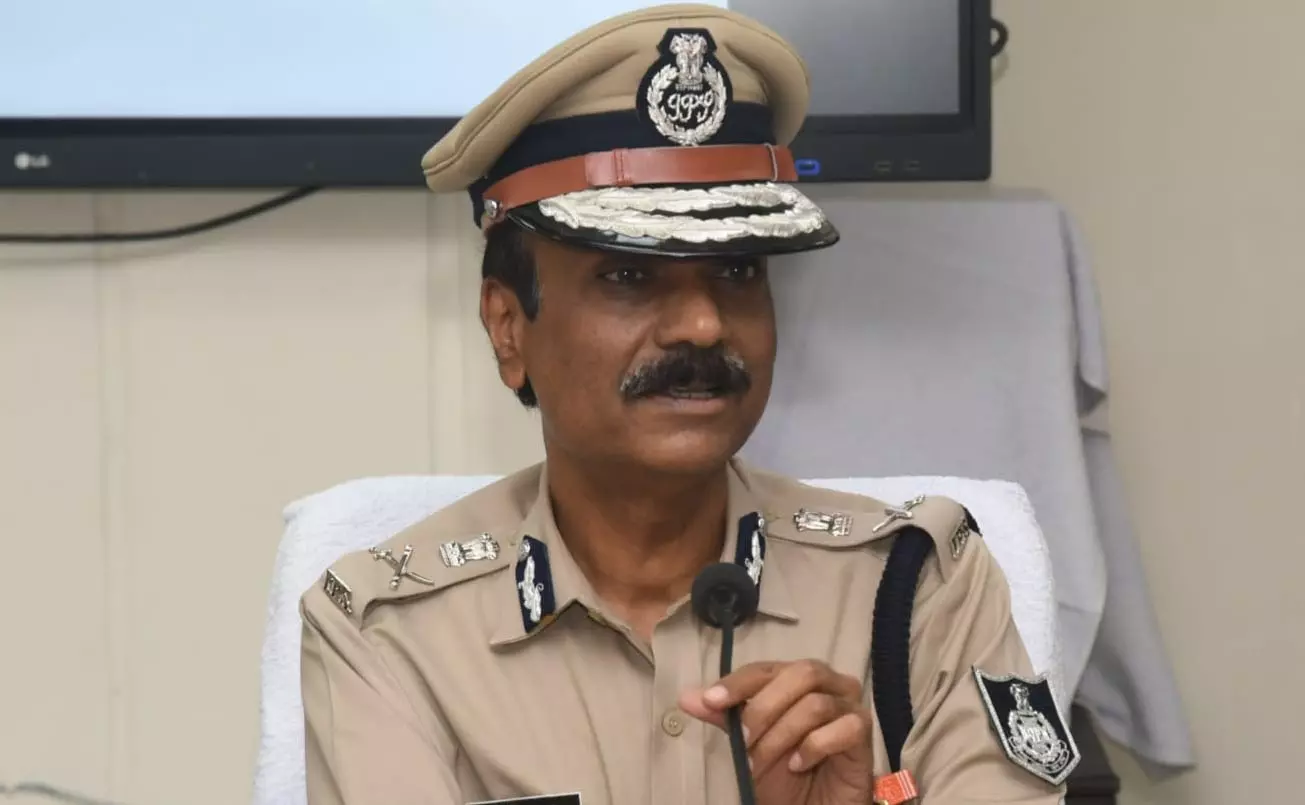 DGP ने रेप की घटनाओं पर दिया अजीबो-गरीब बयान, इन चीजों को बताया जिम्मेदार DGP ने रेप की घटनाओं पर दिया अजीबो-गरीब बयान, इन चीजों को बताया जिम्मेदार