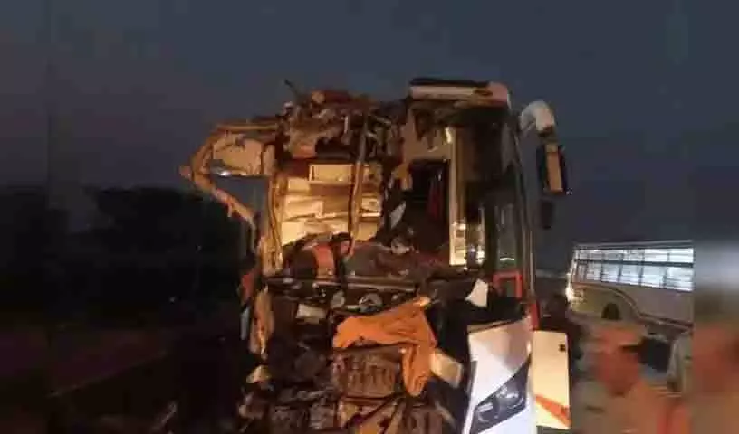 Adilabad के बाजारहाथनूर के पास निजी बस पलटने से 25 यात्री घायल Adilabad के बाजारहाथनूर के पास निजी बस पलटने से 25 यात्री घायल