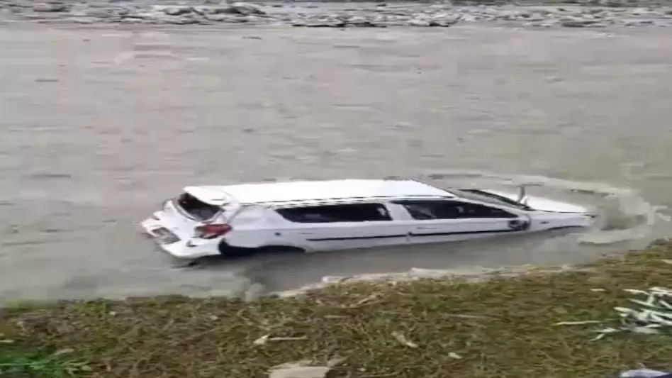 नदी में कार गिर जाने से मां और मासूम बेटी की मौत, एक की हालत नाजुक नदी में कार गिर जाने से मां और मासूम बेटी की मौत, एक की हालत नाजुक