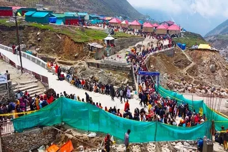 भारी बारिश के चलते चारधाम यात्रा 24 घंटे के लिए स्थगित भारी बारिश के चलते चारधाम यात्रा 24 घंटे के लिए स्थगित