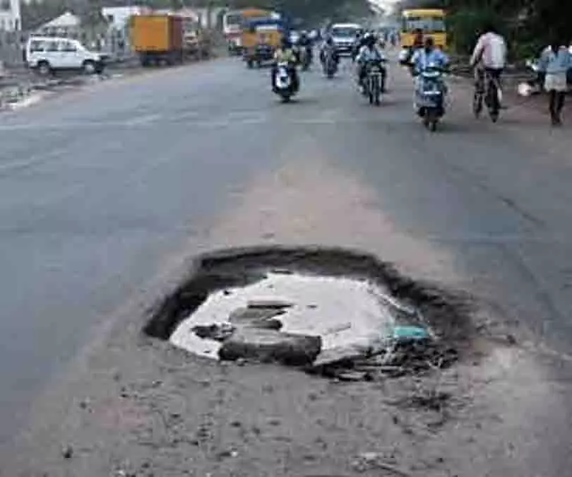 सीवेज लाइन फटने से Koyambedu-Thirumangalam रोड पर गड्ढा हो गया सीवेज लाइन फटने से Koyambedu-Thirumangalam रोड पर गड्ढा हो गया