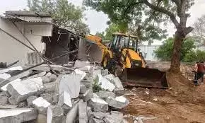 SCCL ने अप्रयुक्त स्टाफ क्वार्टरों को ध्वस्त कर दिया SCCL ने अप्रयुक्त स्टाफ क्वार्टरों को ध्वस्त कर दिया