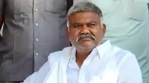 Tadipatri नगर पालिका ने अतिक्रमण के आरोपों को लेकर पूर्व विधायक पेद्दा रेड्डी के घर का सर्वेक्षण किया Tadipatri नगर पालिका ने अतिक्रमण के आरोपों को लेकर पूर्व विधायक पेद्दा रेड्डी के घर का सर्वेक्षण किया