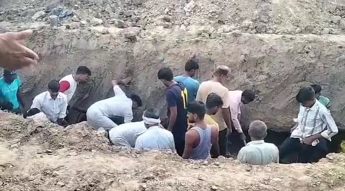 मिट्टी धंसने से मची अफरातफरी, मृतकों में तीन महिलाएं शामिल, बचाव जारी मिट्टी धंसने से मची अफरातफरी, मृतकों में तीन महिलाएं शामिल, बचाव जारी