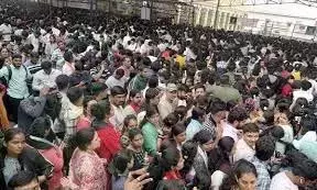 Telangana: देवी दुर्गा को आषाढ़ साड़ियां चढ़ाने के लिए उमड़े श्रद्धालु Telangana: देवी दुर्गा को आषाढ़ साड़ियां चढ़ाने के लिए उमड़े श्रद्धालु