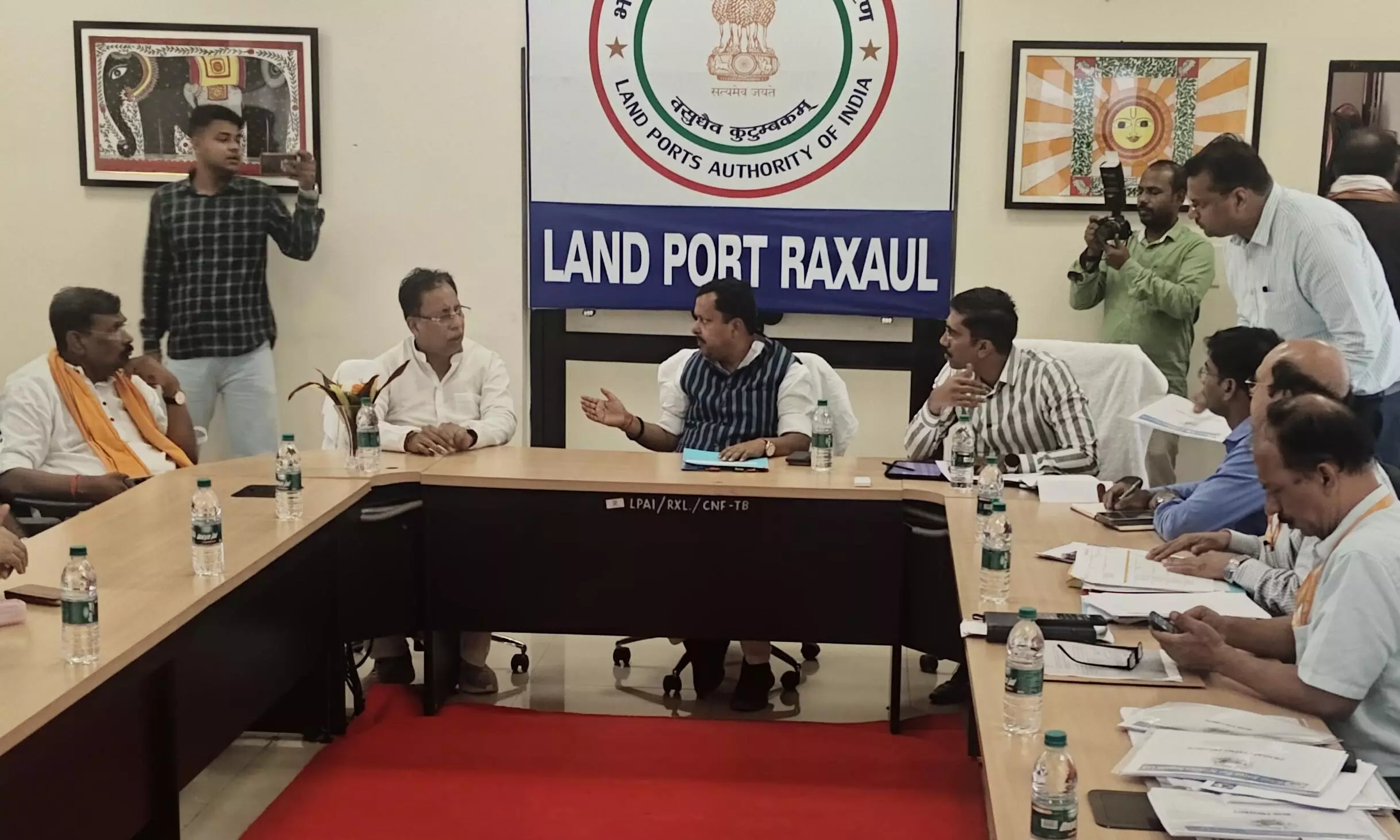 East Champaran: सड़क और पुल निर्माण को लेकर अधिकारियों की बैठक East Champaran: सड़क और पुल निर्माण को लेकर अधिकारियों की बैठक