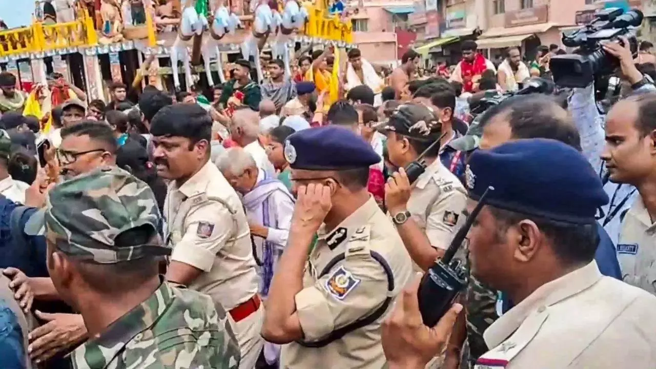 Puri में भगदड़ के बाद भाजपा सरकार ने की कार्रवाई Puri में भगदड़ के बाद भाजपा सरकार ने की कार्रवाई