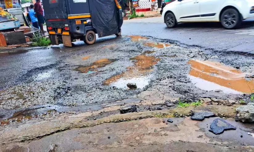 Kerala : सड़क धंसने से मंकड़ा शहर में यातायात जाम Kerala : सड़क धंसने से मंकड़ा शहर में यातायात जाम