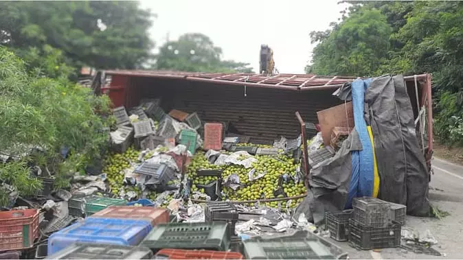 Deoria : सड़क हादसे में घायल हुआ DCM चालक, आम गिरने से आवागमन ठहरा Deoria : सड़क हादसे में घायल हुआ DCM चालक, आम गिरने से आवागमन ठहरा