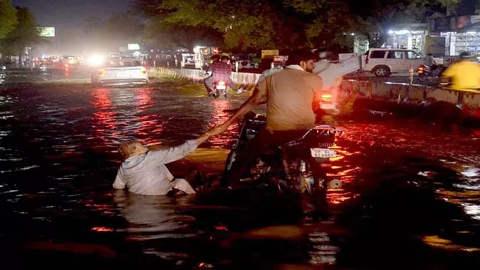 Aligarh : बारिश से घुटनों तक भरा पानी, गड्ढे में गिरा बाइक सवार Aligarh : बारिश से घुटनों तक भरा पानी, गड्ढे में गिरा बाइक सवार
