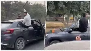 कॉलेज के सामने कारों से स्टंट, भाजपा से जुड़ी गाड़ी का वीडियो वायरल कॉलेज के सामने कारों से स्टंट, भाजपा से जुड़ी गाड़ी का वीडियो वायरल