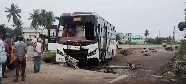 Andhra : बस बिजली के खंभे से टकराई बड़ा हादसा टला Andhra : बस बिजली के खंभे से टकराई बड़ा हादसा टला