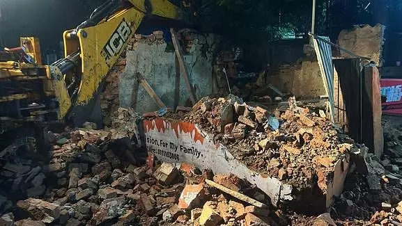 प्रशासन का बुलडोजर जर्जर इमारतों पर चला, 350 भवनों को किया गया ढहाया प्रशासन का बुलडोजर जर्जर इमारतों पर चला, 350 भवनों को किया गया ढहाया